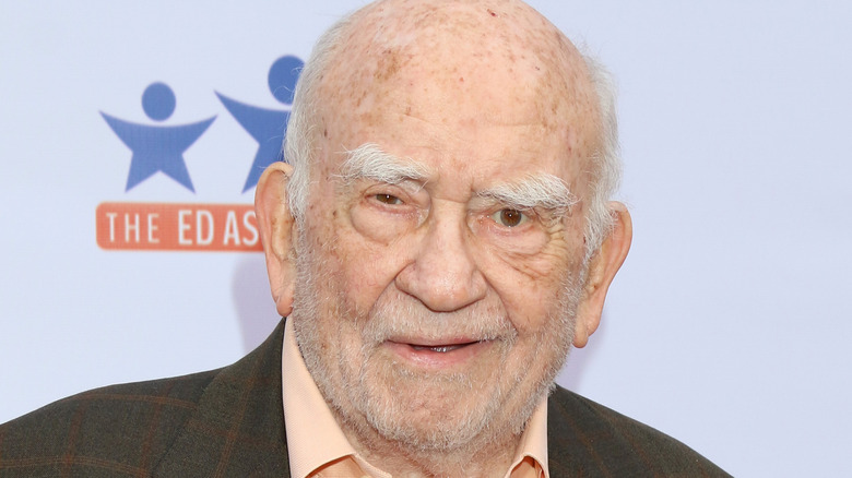 Ed Asner souriant