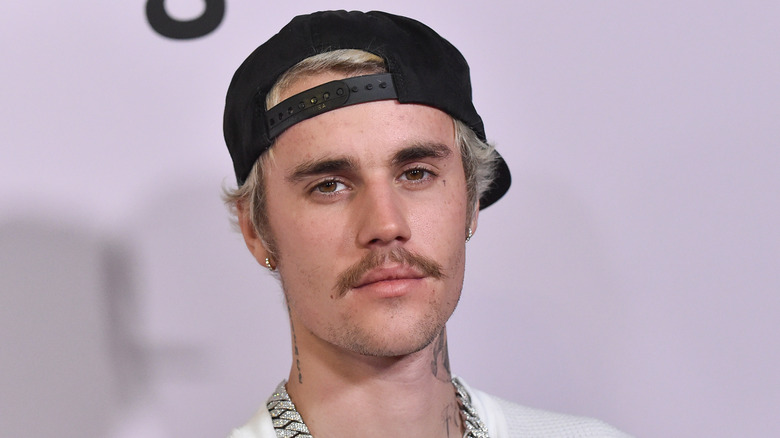 Justin Bieber dans un chapeau noir