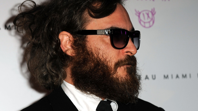 Joaquin Phoenix portant des lunettes de soleil