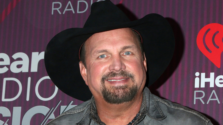 Garth Brooks dans un chapeau