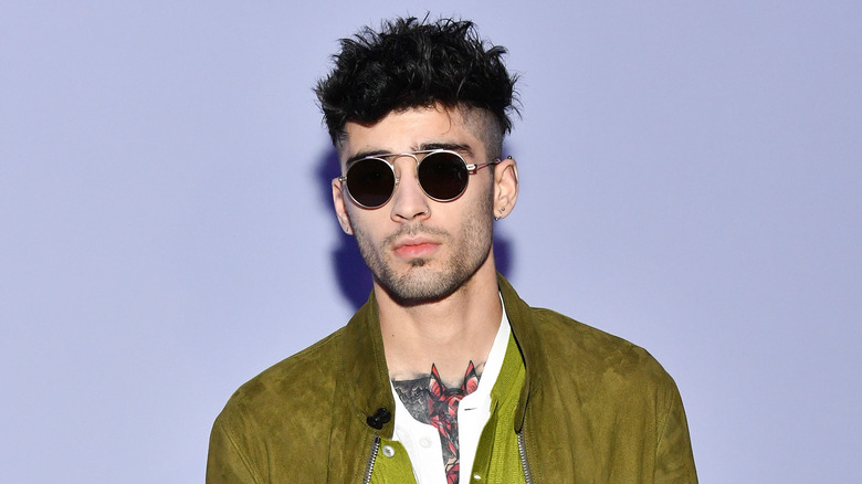 Zayn Malik porte des lunettes de soleil