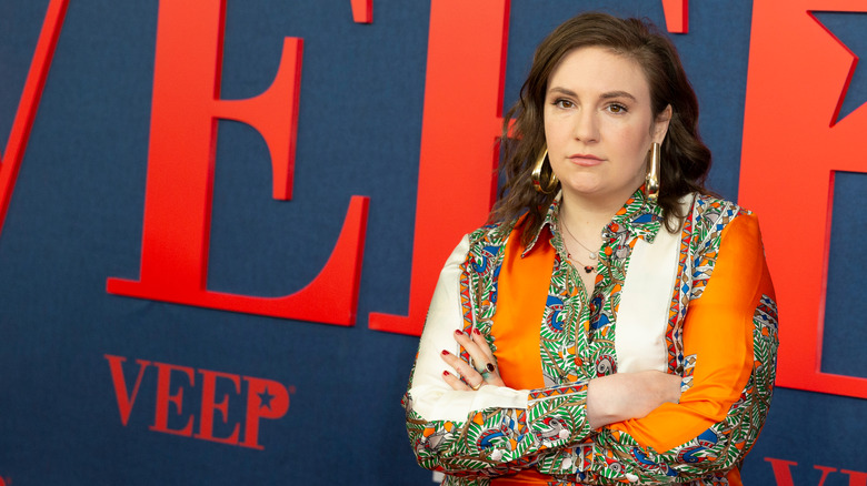 Lena Dunham croisant les bras