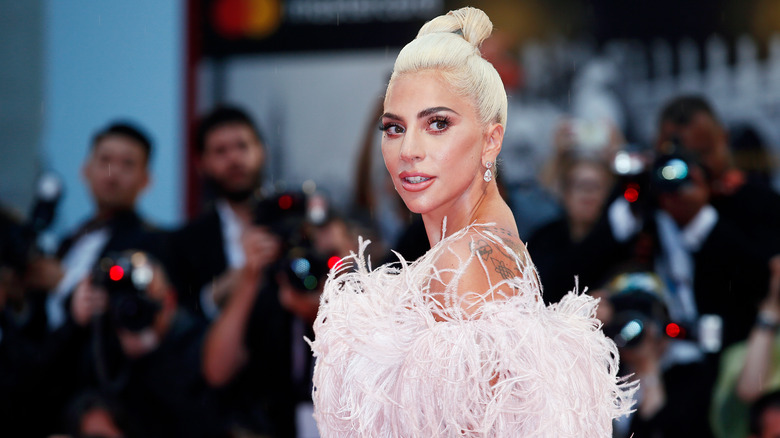 Lady Gaga toute habillée