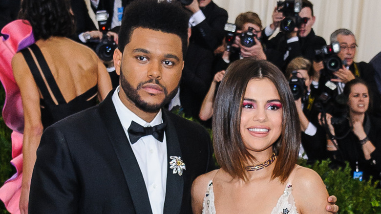 The Weeknd et Selena Gomez sur le tapis rouge