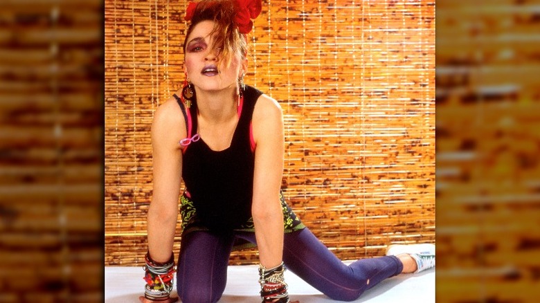 Madonna posant au sol dans les années 1980 