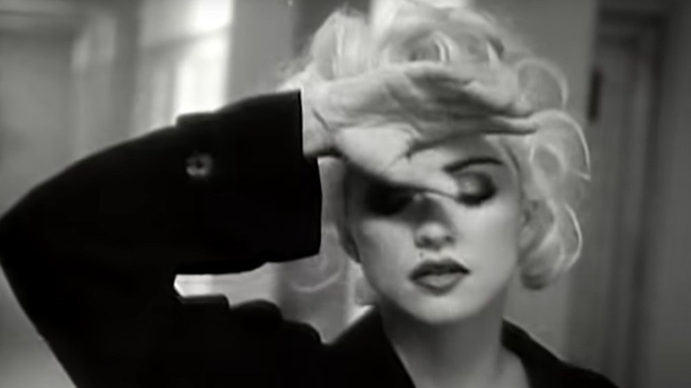 Madonna dans le clip Justify My Love