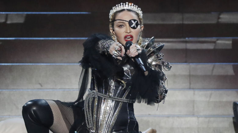 Madonna jouant le rôle de Madame X