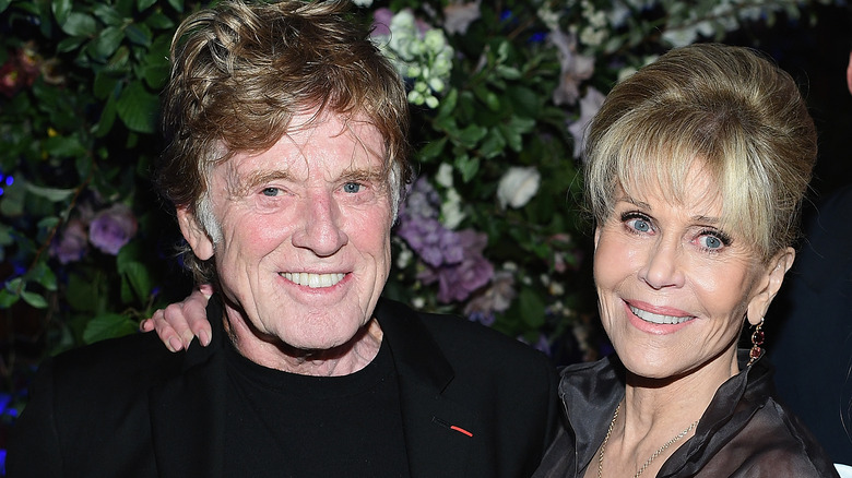 Jane Fonda avec la main sur l'épaule de Robert Redford 2017.