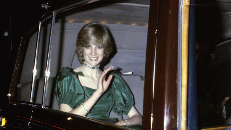 La princesse Diana à cheval sur la banquette arrière d'une voiture avec chauffeur