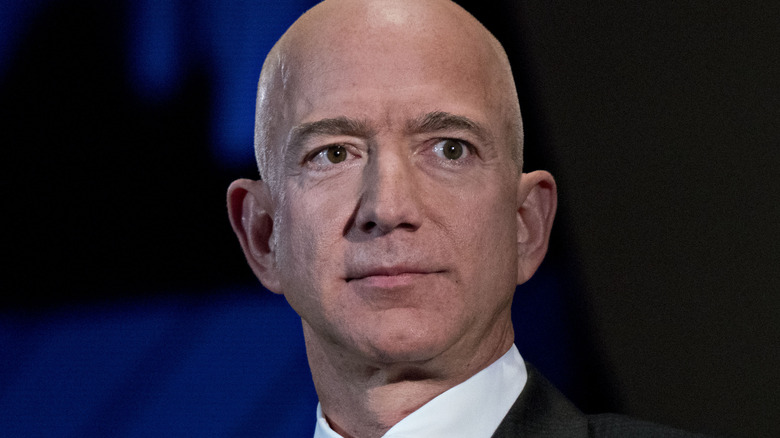 Jeff Bezos regarde