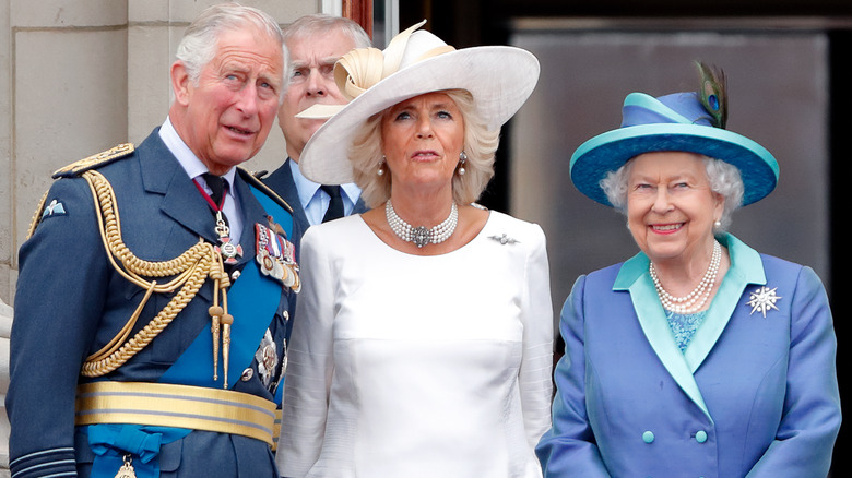 rince Charles, prince de Galles, Camilla, duchesse de Cornouailles et la reine Elizabeth II regardant un défilé aérien