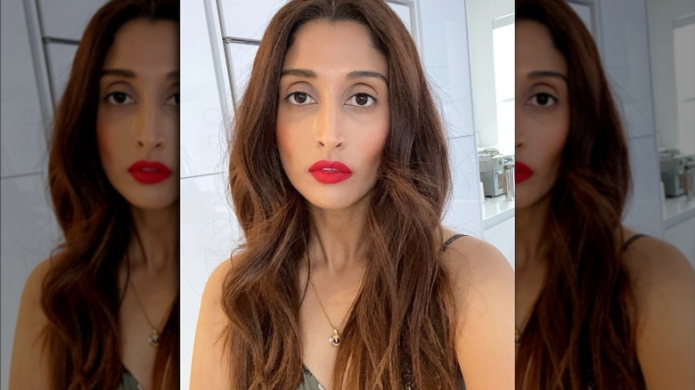 Anisha, selfie rouge à lèvres, ne sourit pas 