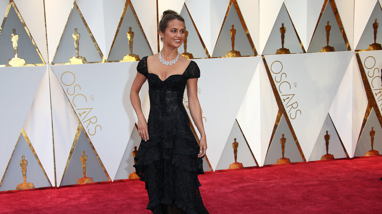 Alicia Vikander sur le tapis rouge des Oscars