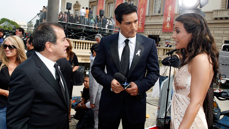 Mario Lopez interviewe Marisol Nichols sur le tapis rouge