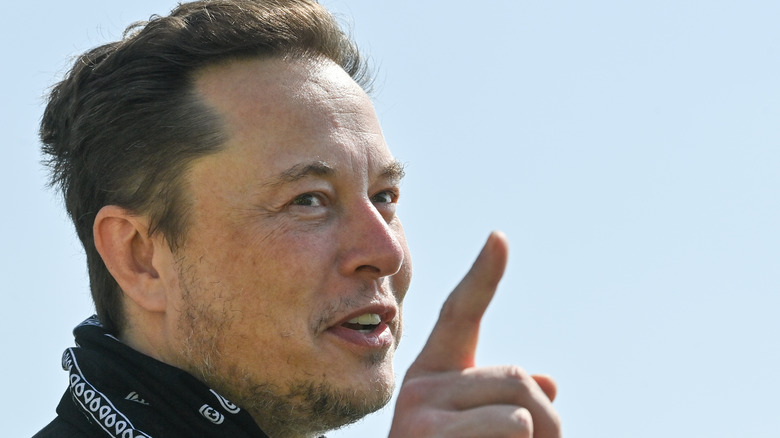 Elon Musk pointant du doigt en parlant