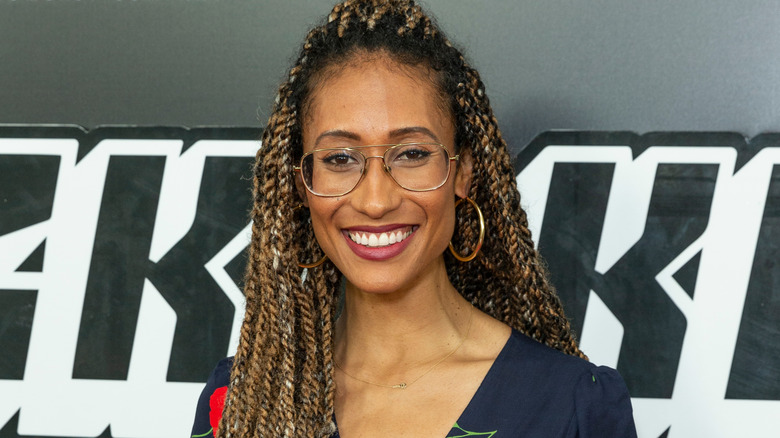 Elaine Welteroth pose sur le tapis rouge 