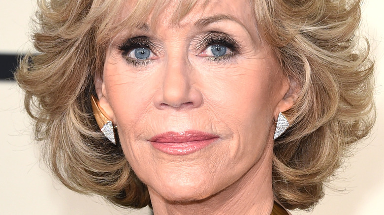 Jane Fonda pose avec des cheveux blonds courts