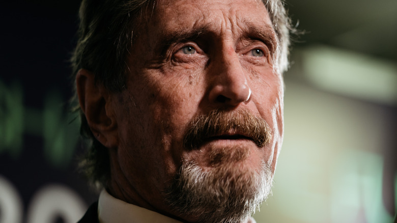 À l’intérieur de l’ascension et de la chute bizarres de John McAfee