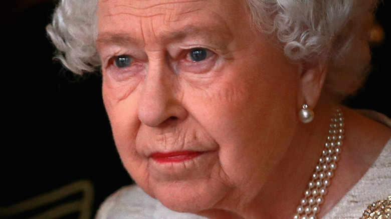 La reine Elizabeth II regarde au loin