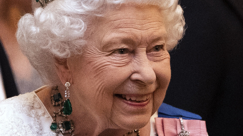La reine Elizabeth portant des bijoux royaux