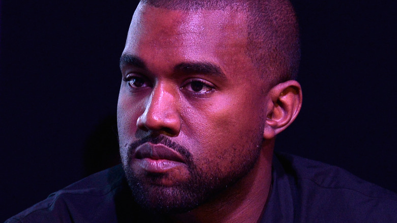 Kanye West détournant les yeux