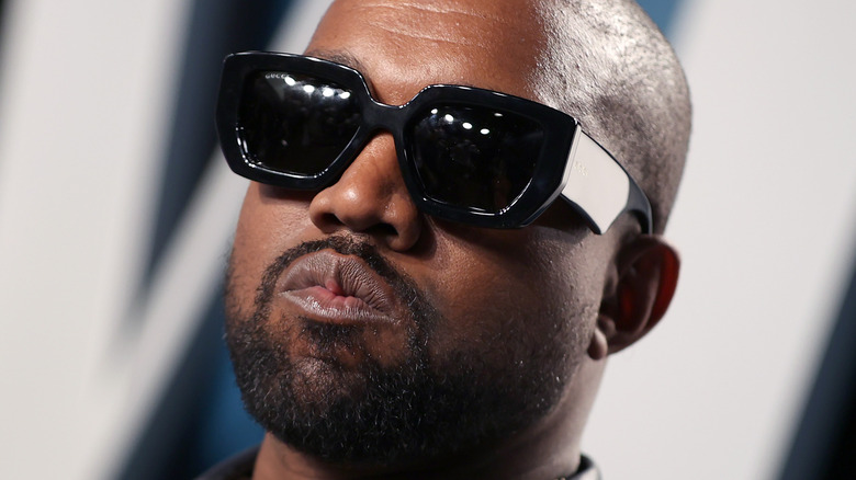 Kanye West portant des lunettes de soleil