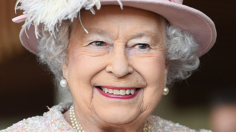 La reine Elizabeth sourit à un engagement