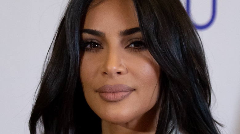 Kim Kardashian sourit légèrement