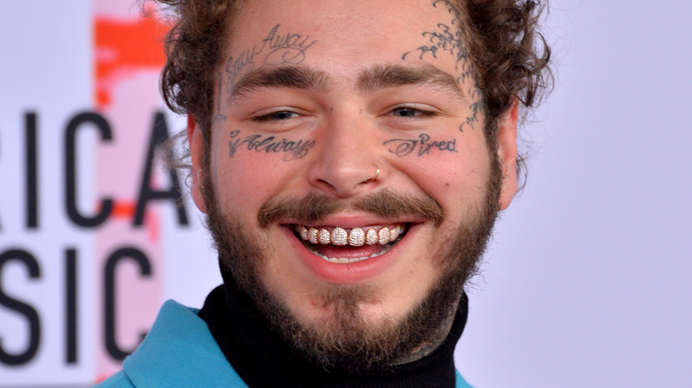 Post Malone souriant