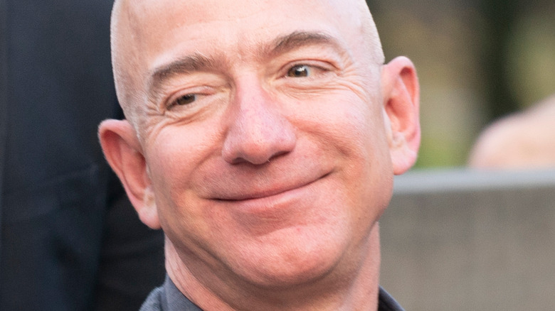 Jeff Bezos souriant