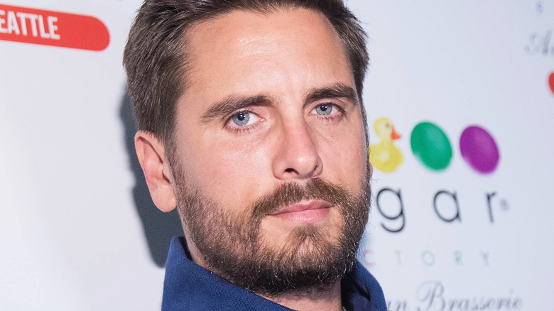 Scott Disick dans une veste bleue