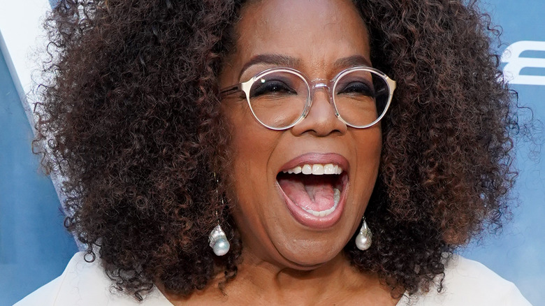 Oprah sourit grand