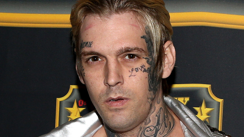 Pourquoi Aaron Carter sera entièrement nu pour son prochain emploi