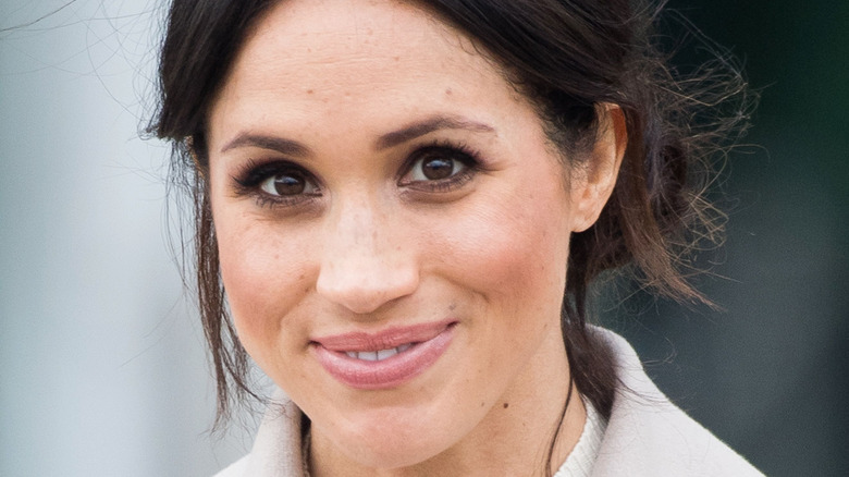 Pourquoi un expert royal vient d’accuser Meghan Markle de se moquer de la reine