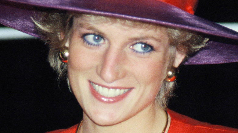La princesse Diana dans un chapeau violet