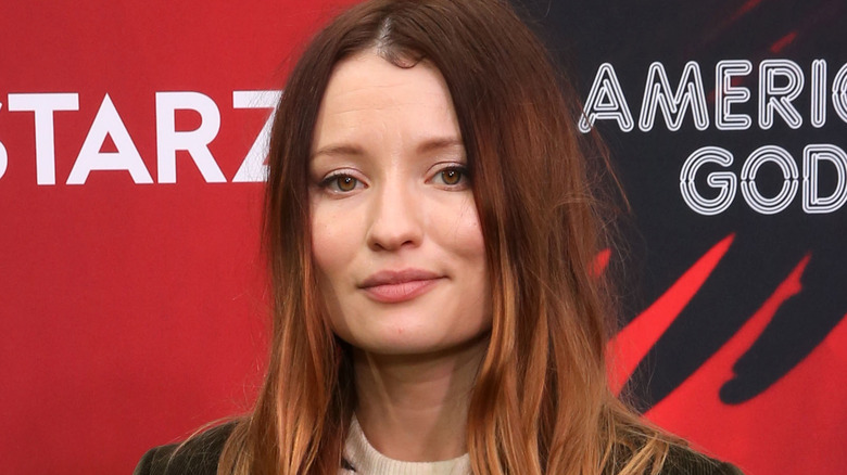 Emily Browning souriante