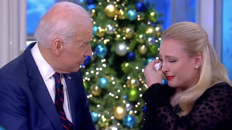 Joe Biden console Meghan McCain sur The View