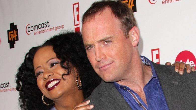 Tempestt Bledsoe et Matt Iseman posant sur tapis rouge