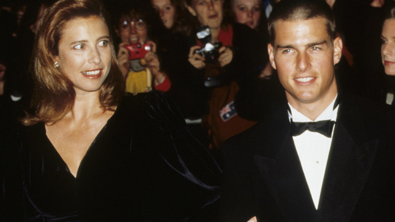 Mimi Rogers et Tom Cruise, posant bras dessus bras dessous