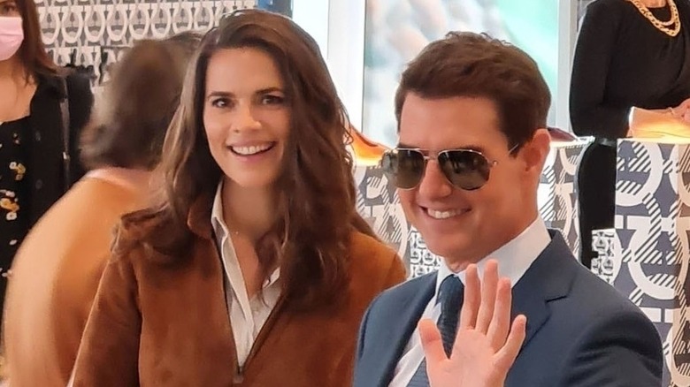 Hayley Atwell et Tom Cruise sourient tous les deux