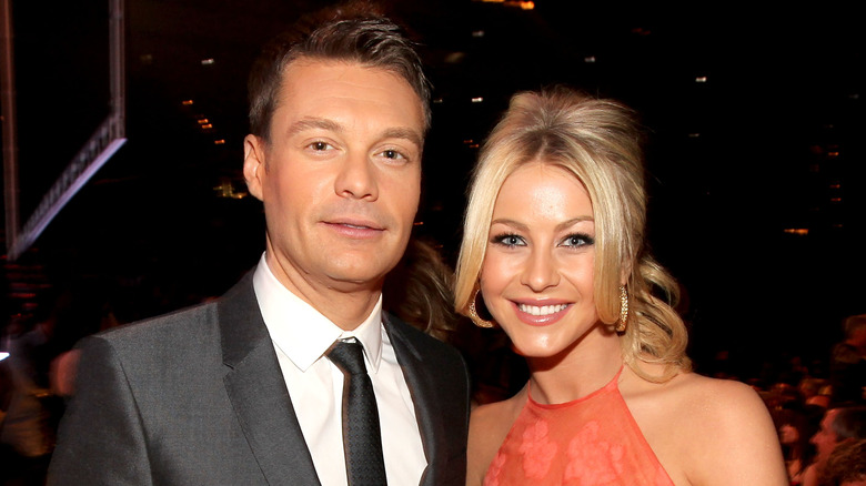 Ryan Seacrest et Julianne Hough souriant 