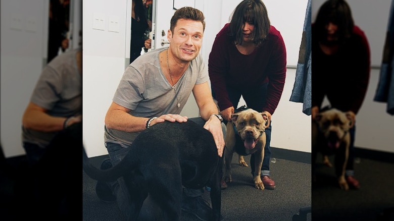 Ryan Seacrest pose avec un chien