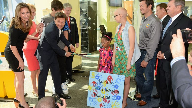 Ryan Seacrest à la coupe du ruban de Seacrest Studios 