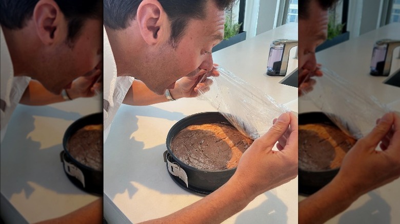 Ryan Seacrest enthousiasmé par le gâteau 