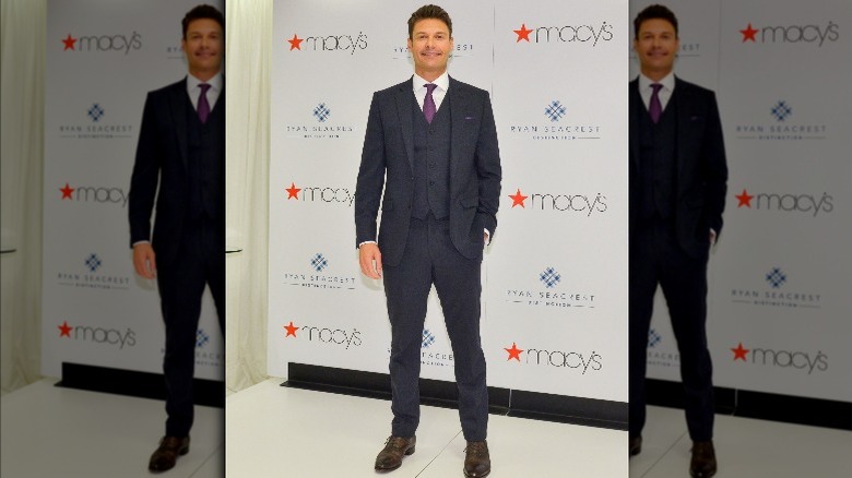 Ryan Seacrest portant une de ses combinaisons Distinction 