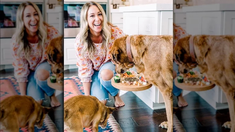 Haylie Duff posant avec ses chiens dans la cuisine