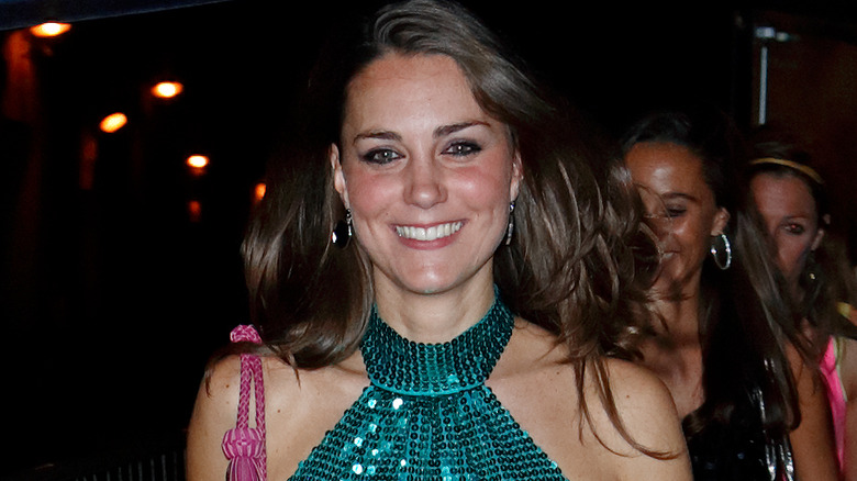 Une jeune Kate Middleton avec un haut vert pailleté 