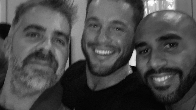 Jordan C. Brown, Colton Underwood et un ami posent pour un selfie