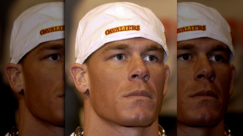 John Cena en chapeau et collier