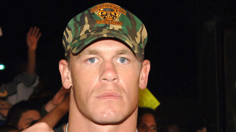 John Cena dans un chapeau camo